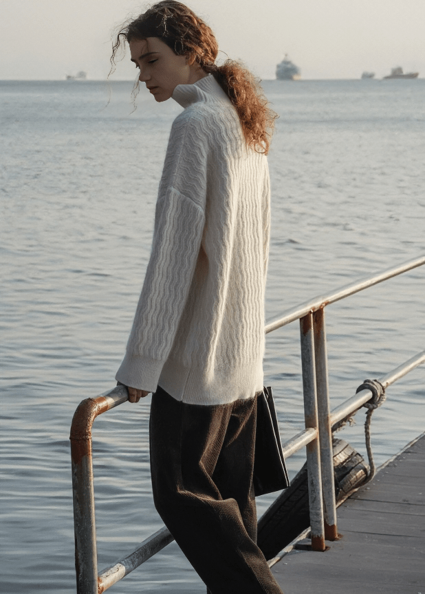 CHUNKY CABLE KNIT TURTLENECK SWEATER - Vera Lumina