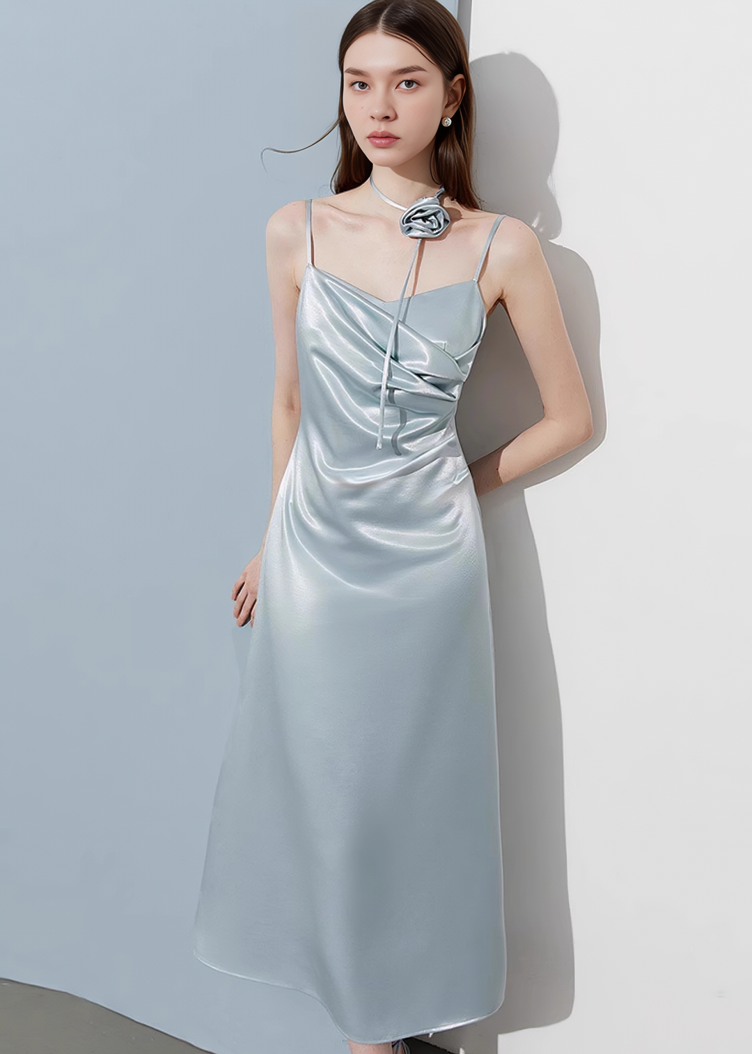Glänzendes drapiertes Slip -Kleid