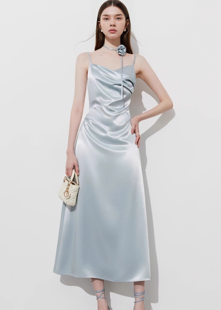Glänzendes drapiertes Slip -Kleid