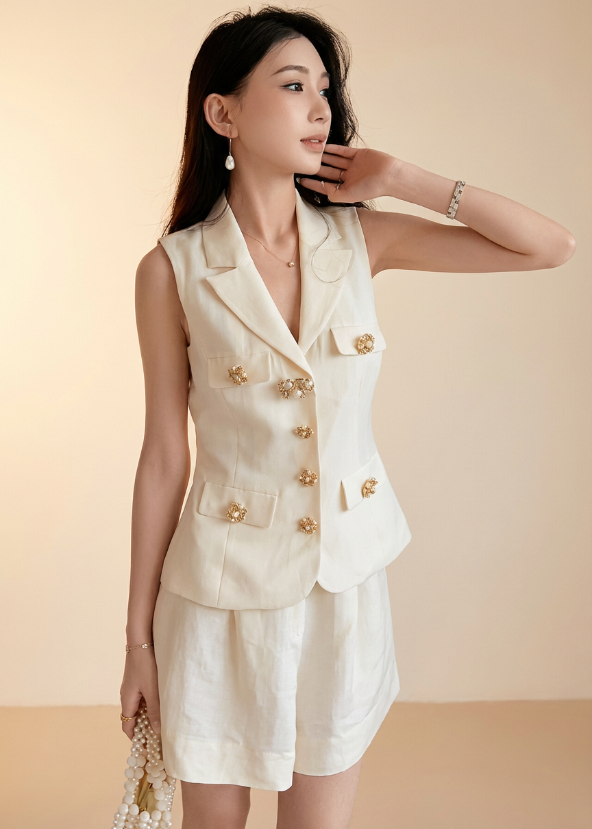 Bijou-Knöpfe, ärmellose Jacke und Shorts