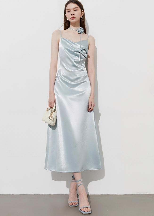 Glänzendes drapiertes Slip -Kleid