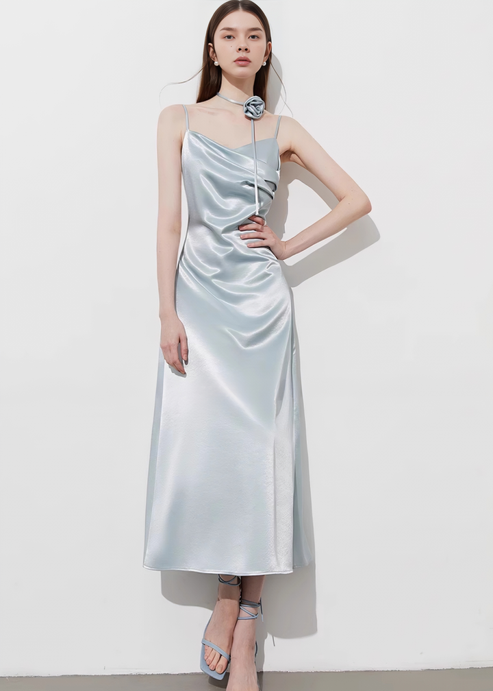 Glänzendes drapiertes Slip -Kleid