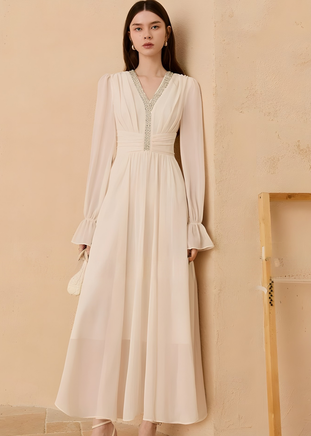 Perlenbesetztes, plissiertes Maxikleid
