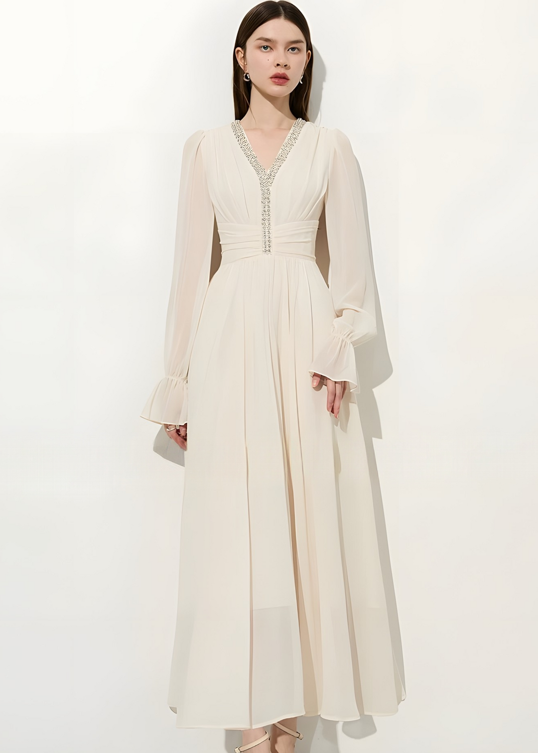 Perlenbesetztes, plissiertes Maxikleid