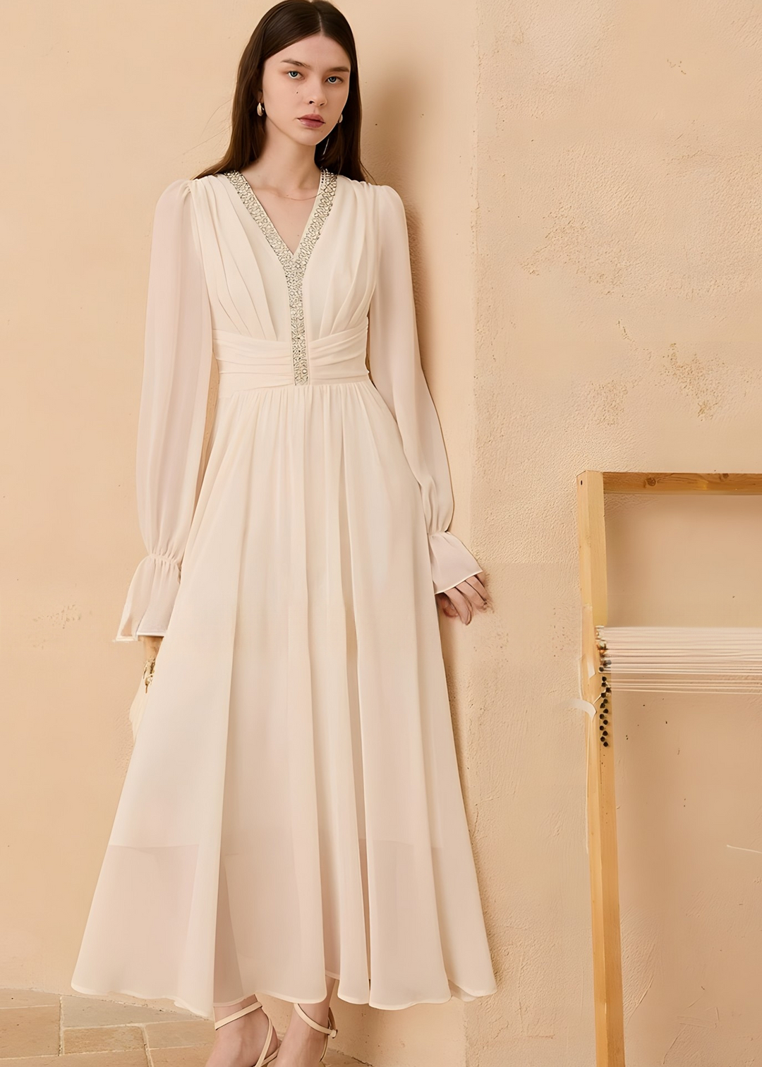 Perlenbesetztes, plissiertes Maxikleid