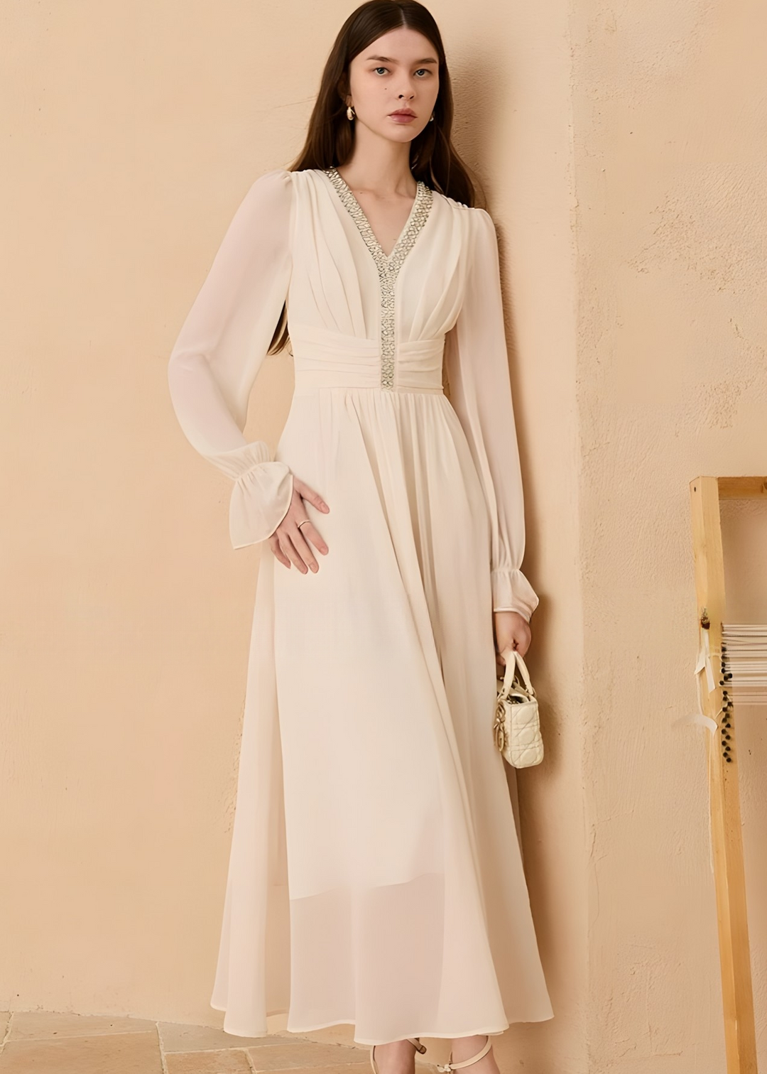 Perlenbesetztes, plissiertes Maxikleid