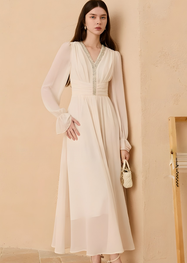 Perlenbesetztes, plissiertes Maxikleid