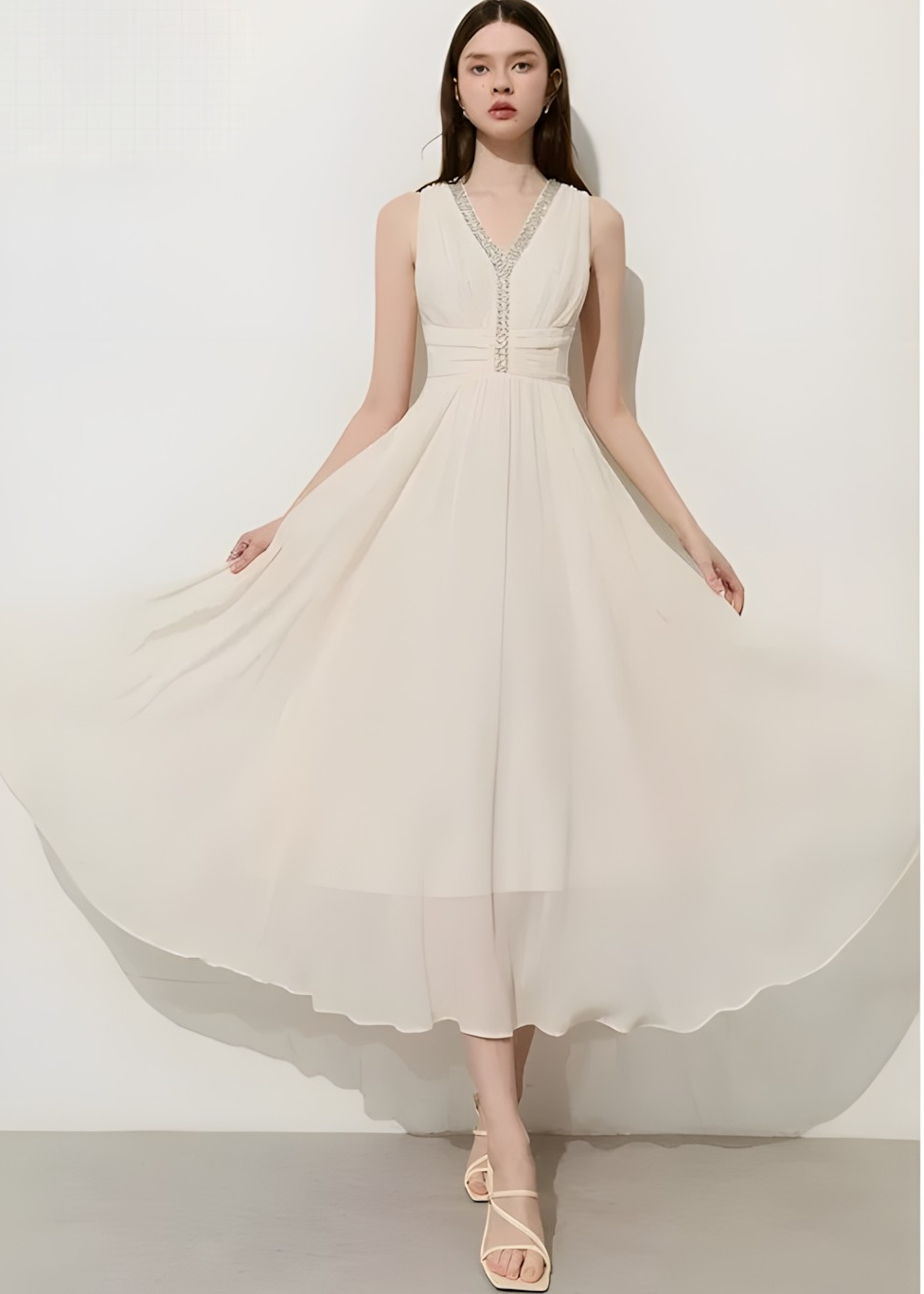 Perlenbesetztes, plissiertes Maxikleid