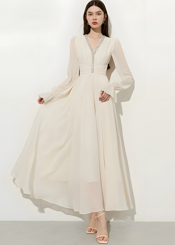 Perlenbesetztes, plissiertes Maxikleid
