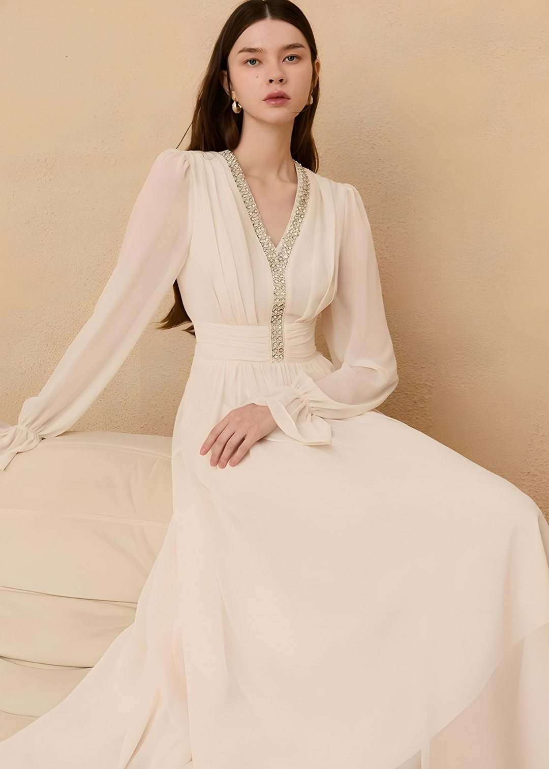 Perlenbesetztes, plissiertes Maxikleid