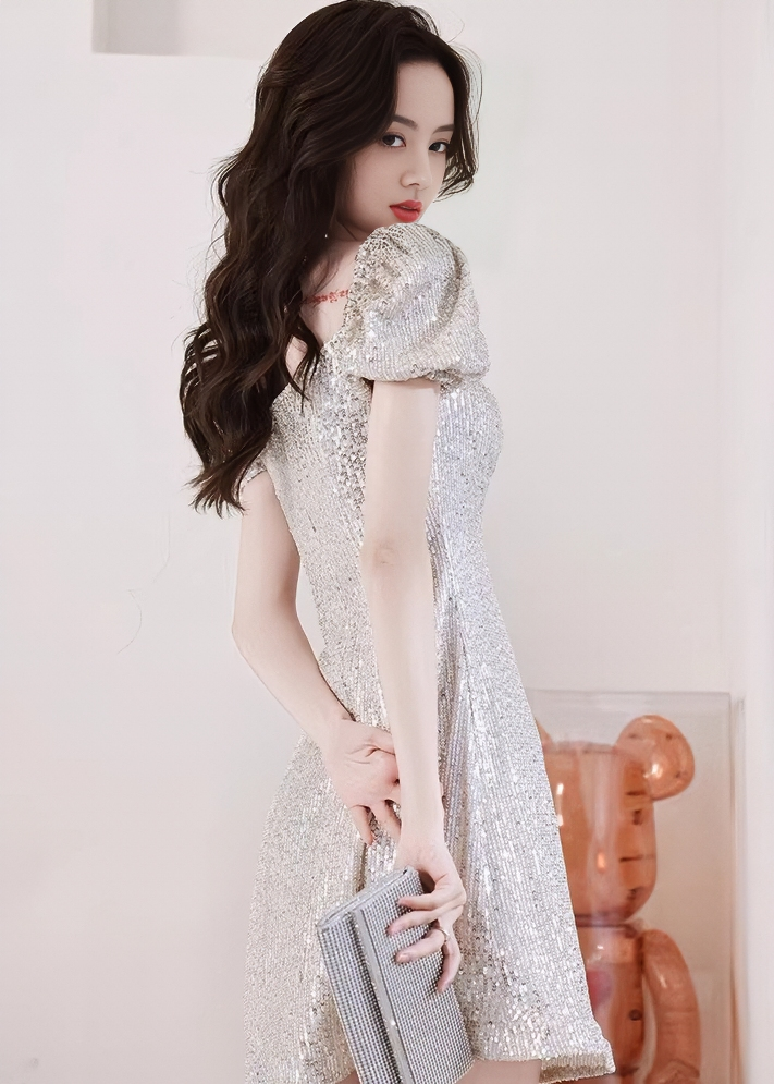 Bijou-Kleid in A-Linie mit Glitzer und Puffärmeln