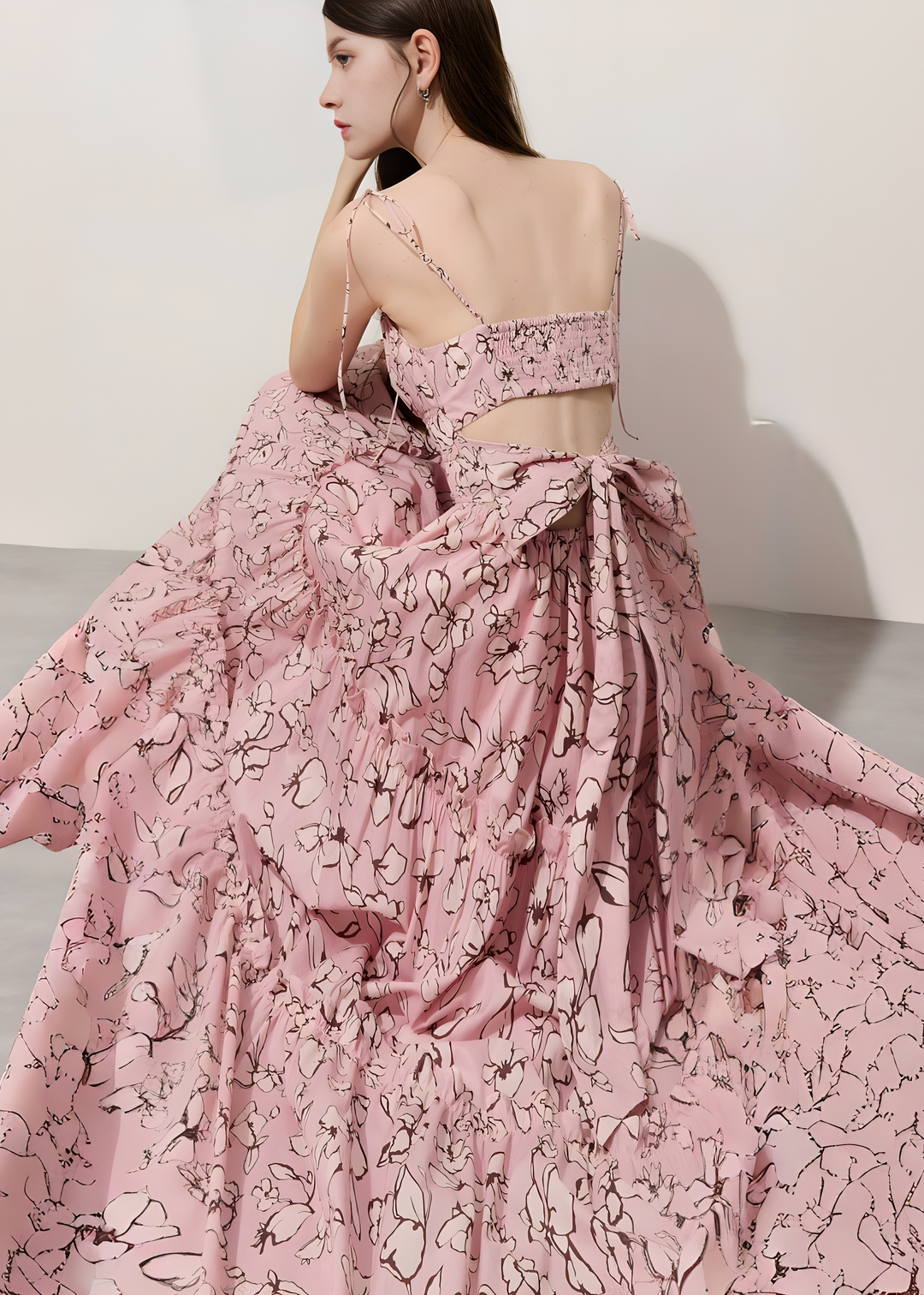 Breites Maxikleid mit Blumenfalten