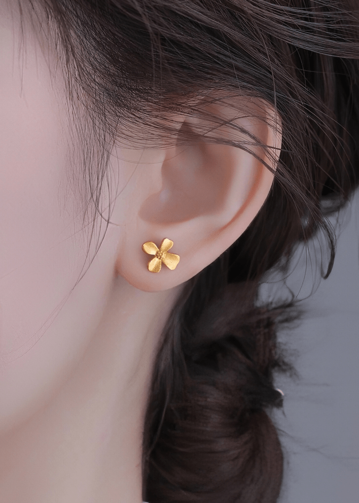 MATTE GOLD WHISPERING CLOVER PIERCED EARRINGS - Vera Lumina