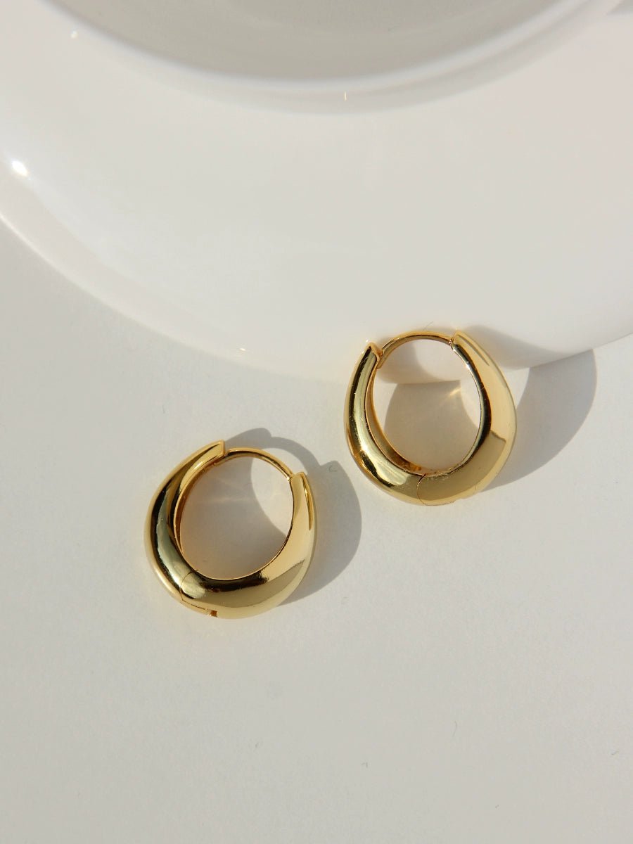 Minimalist shiny earring - Vera Lumina