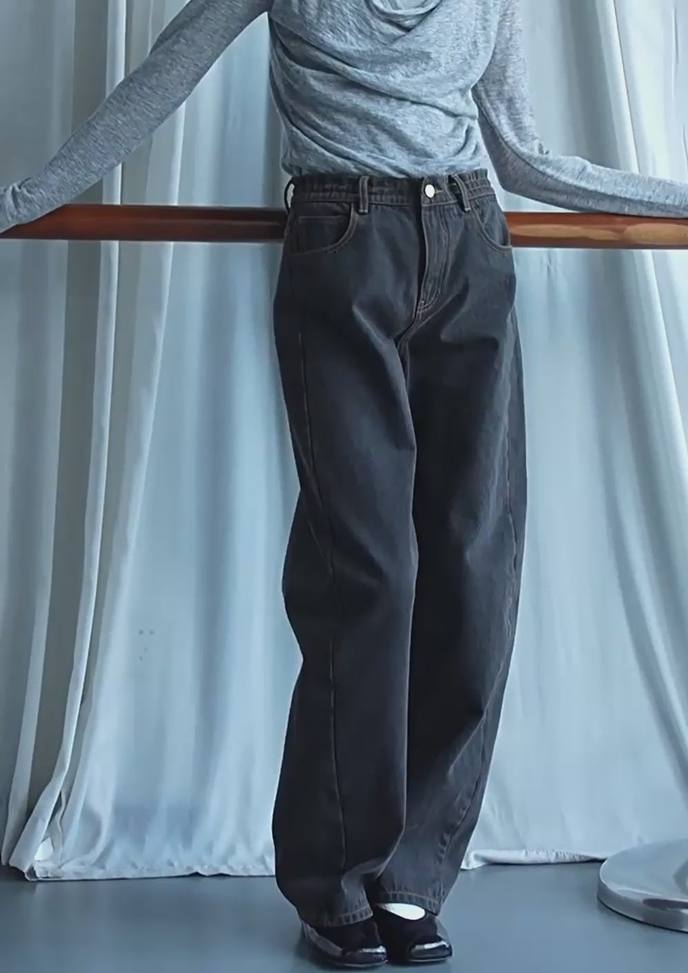 Asymmetrisch gewaschene Denim -Weitbeinjeans