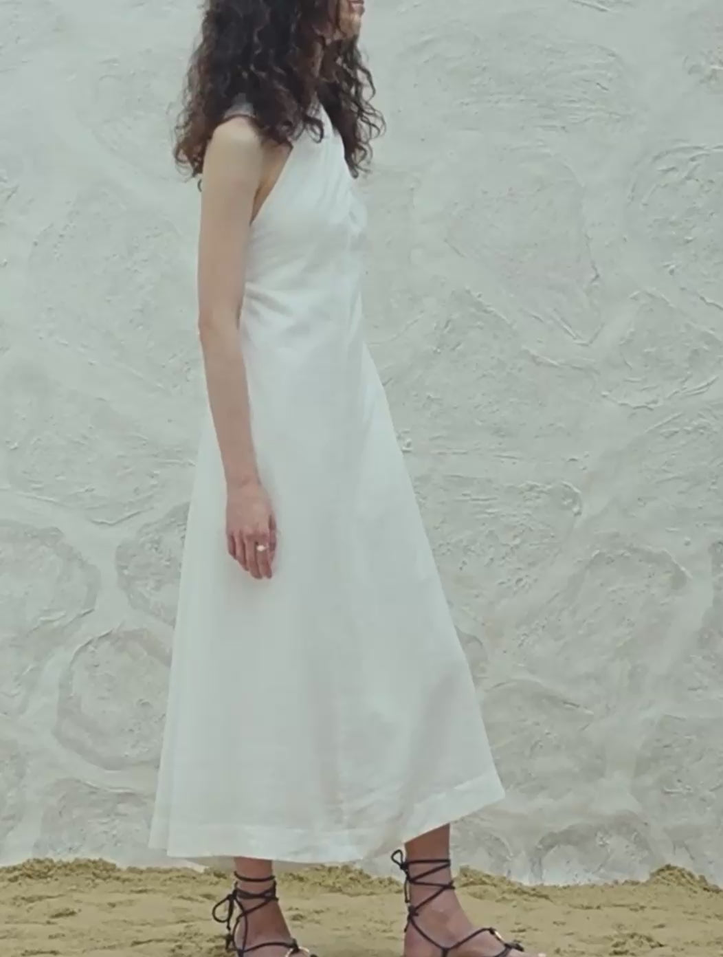 Verdrehtes Halfter -Maxi -Kleid