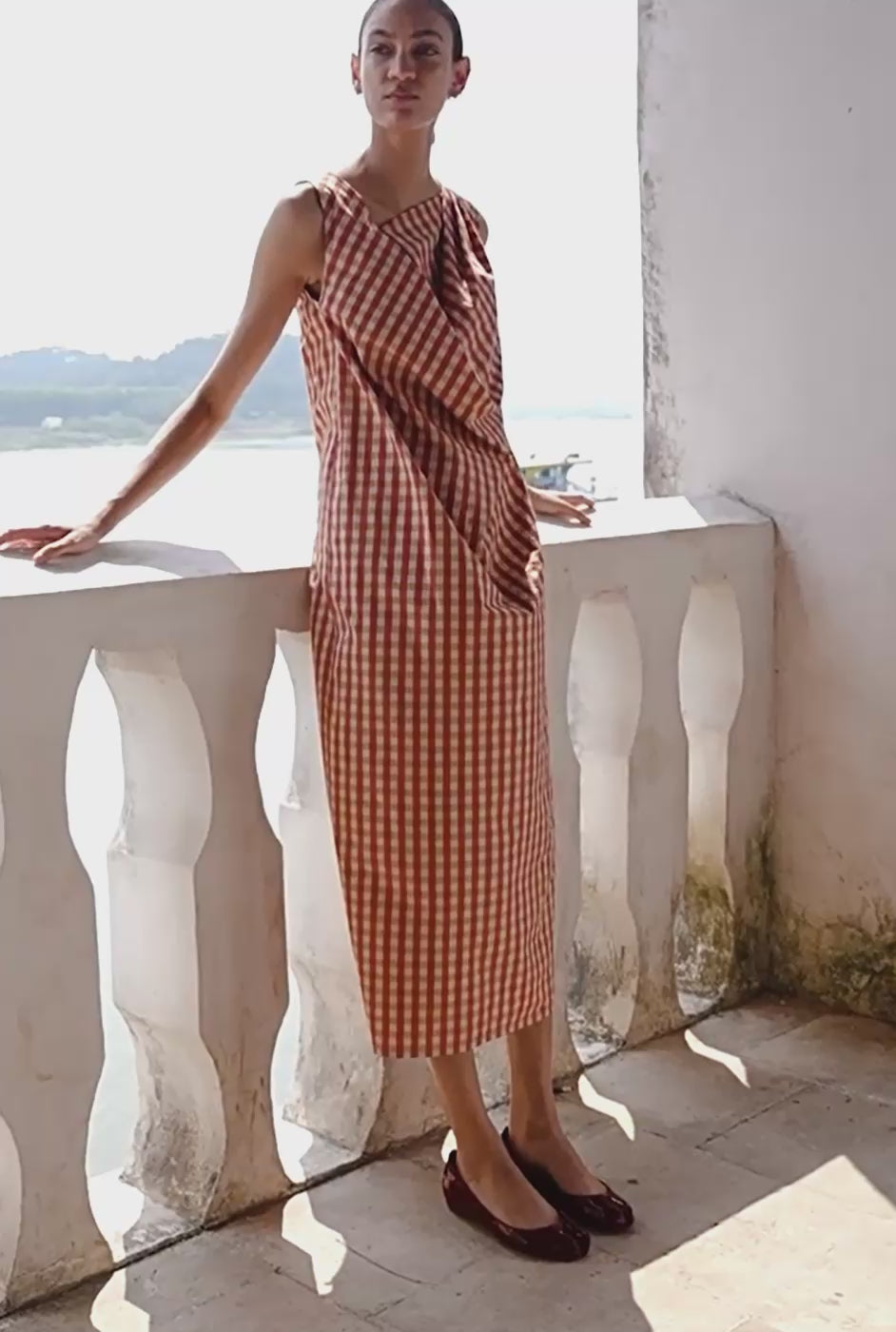 Asymmetrisch drapiertes Gingham Midi -Kleid