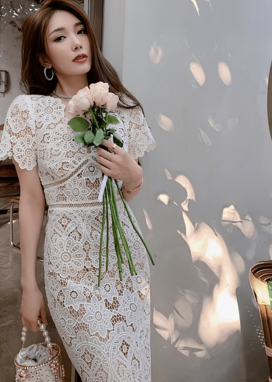 フローラルアイレットレースマキシドレス - Vera Lumina