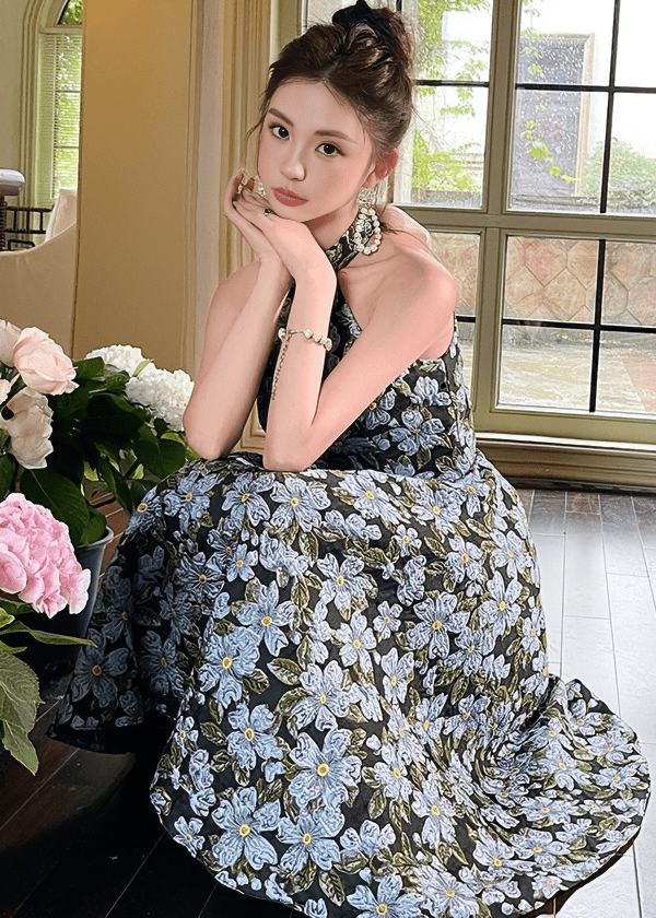 フラワーエンブロイダリーホルターネックフレアドレス - Vera Lumina