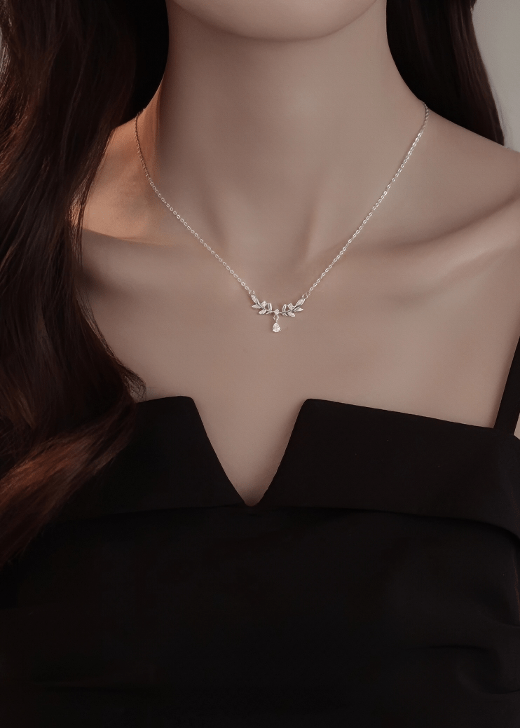 SILVER WHISPERING LEAF VINE NECKLACE - Vera Lumina