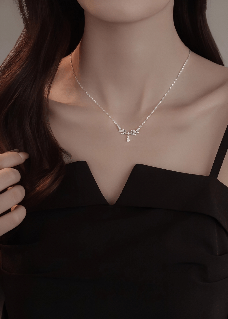 SILVER WHISPERING LEAF VINE NECKLACE - Vera Lumina