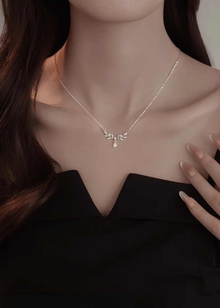 SILVER WHISPERING LEAF VINE NECKLACE - Vera Lumina